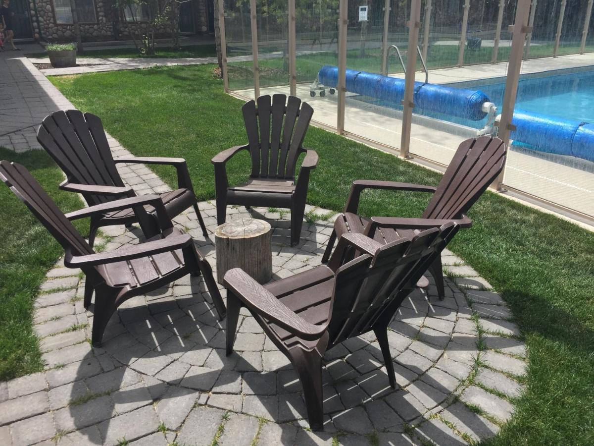 Renovated Chalet At Mystic Springs, Mountain Views, Pets Welcome! 캔모어 외부 사진