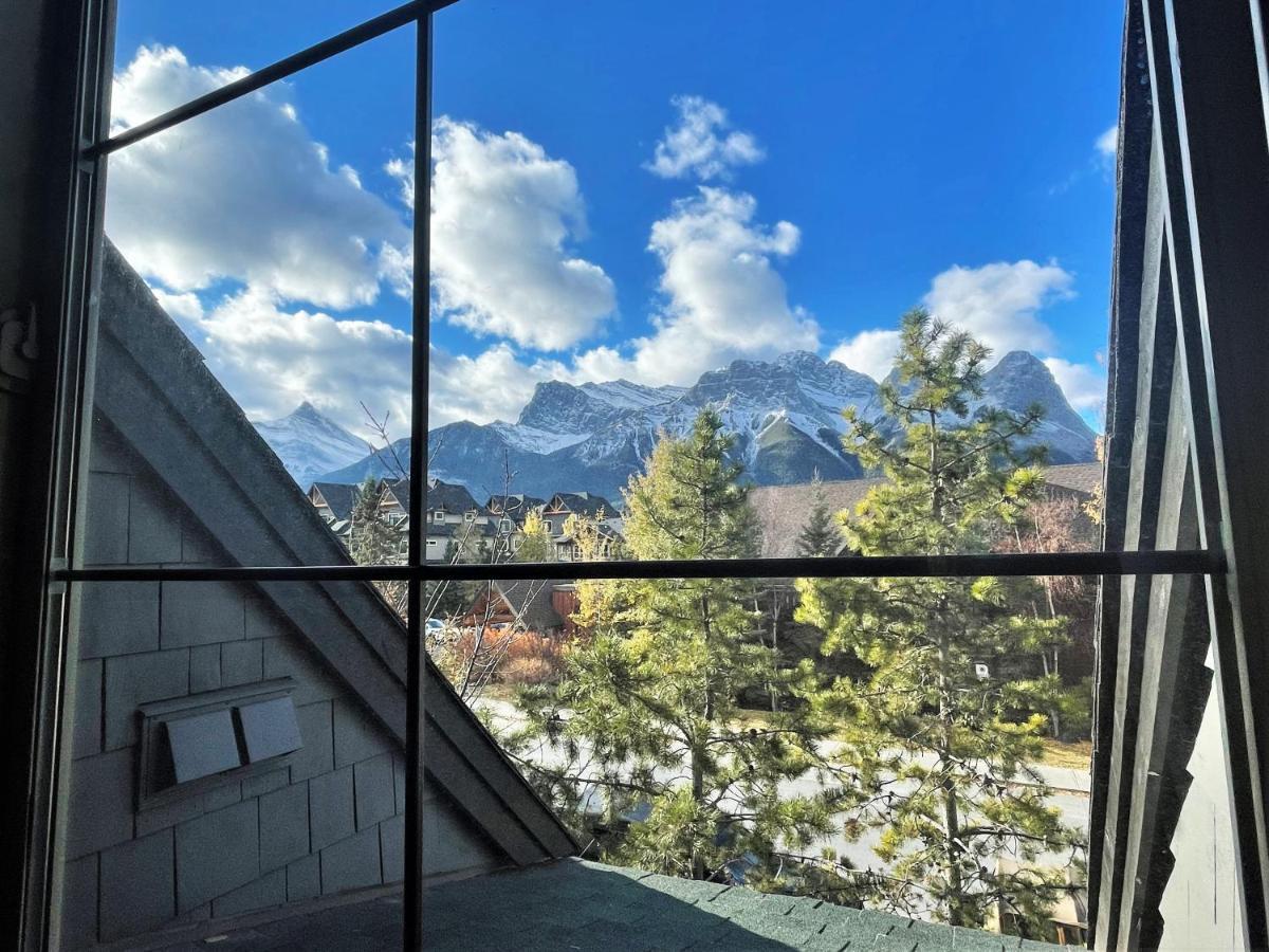 Renovated Chalet At Mystic Springs, Mountain Views, Pets Welcome! 캔모어 외부 사진