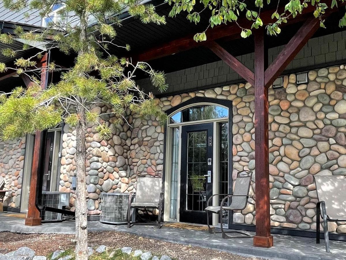 Renovated Chalet At Mystic Springs, Mountain Views, Pets Welcome! 캔모어 외부 사진