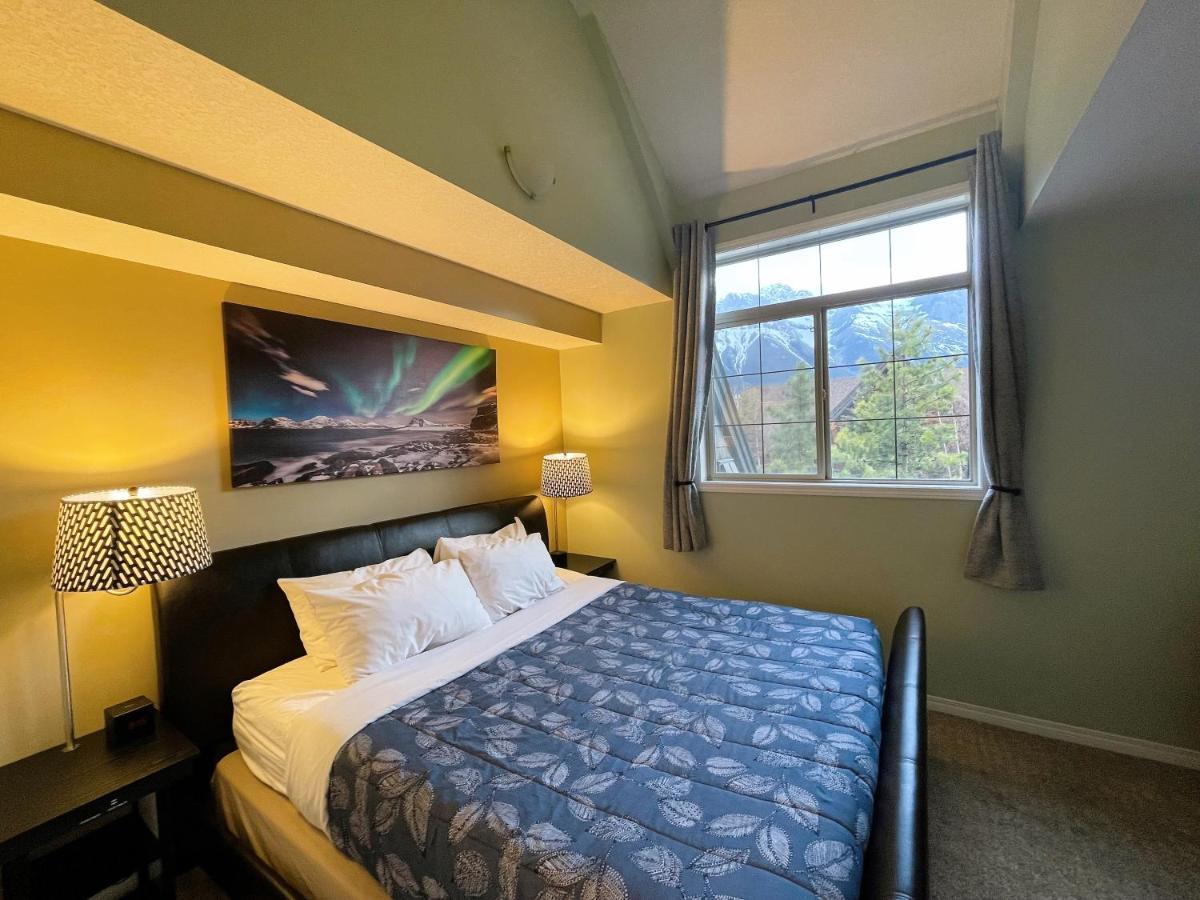 Renovated Chalet At Mystic Springs, Mountain Views, Pets Welcome! 캔모어 외부 사진
