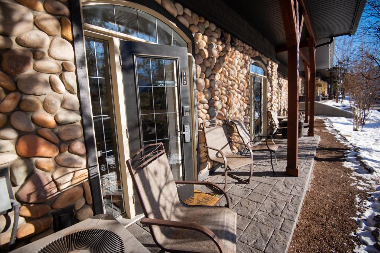 Renovated Chalet At Mystic Springs, Mountain Views, Pets Welcome! 캔모어 외부 사진