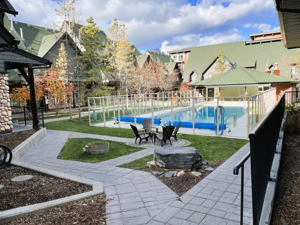 Renovated Chalet At Mystic Springs, Mountain Views, Pets Welcome! 캔모어 외부 사진
